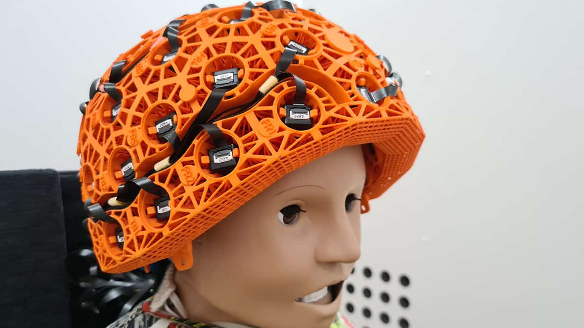 En dummy av ett barn som bär en magnetoencefalografisk hjärnskanner