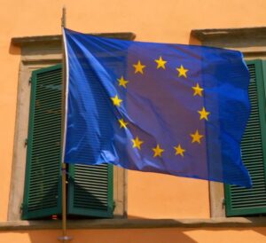 Bandera de la UE en un blog sobre crowdfunding de acciones en Europa