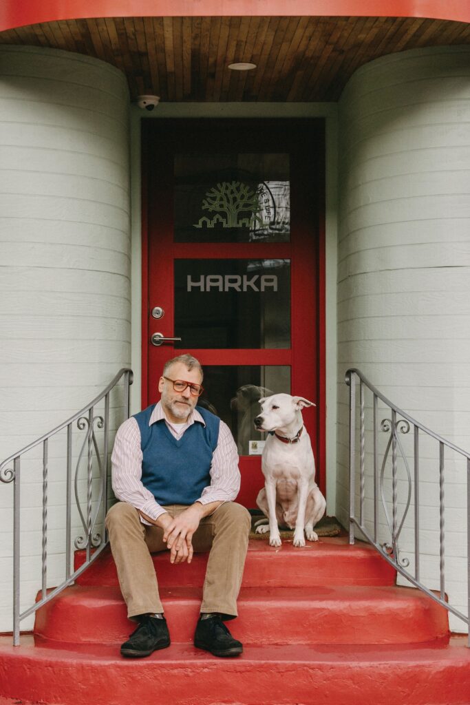 Patrick Donaldson Harka Architecture foto na cabeça com o cachorro Marv