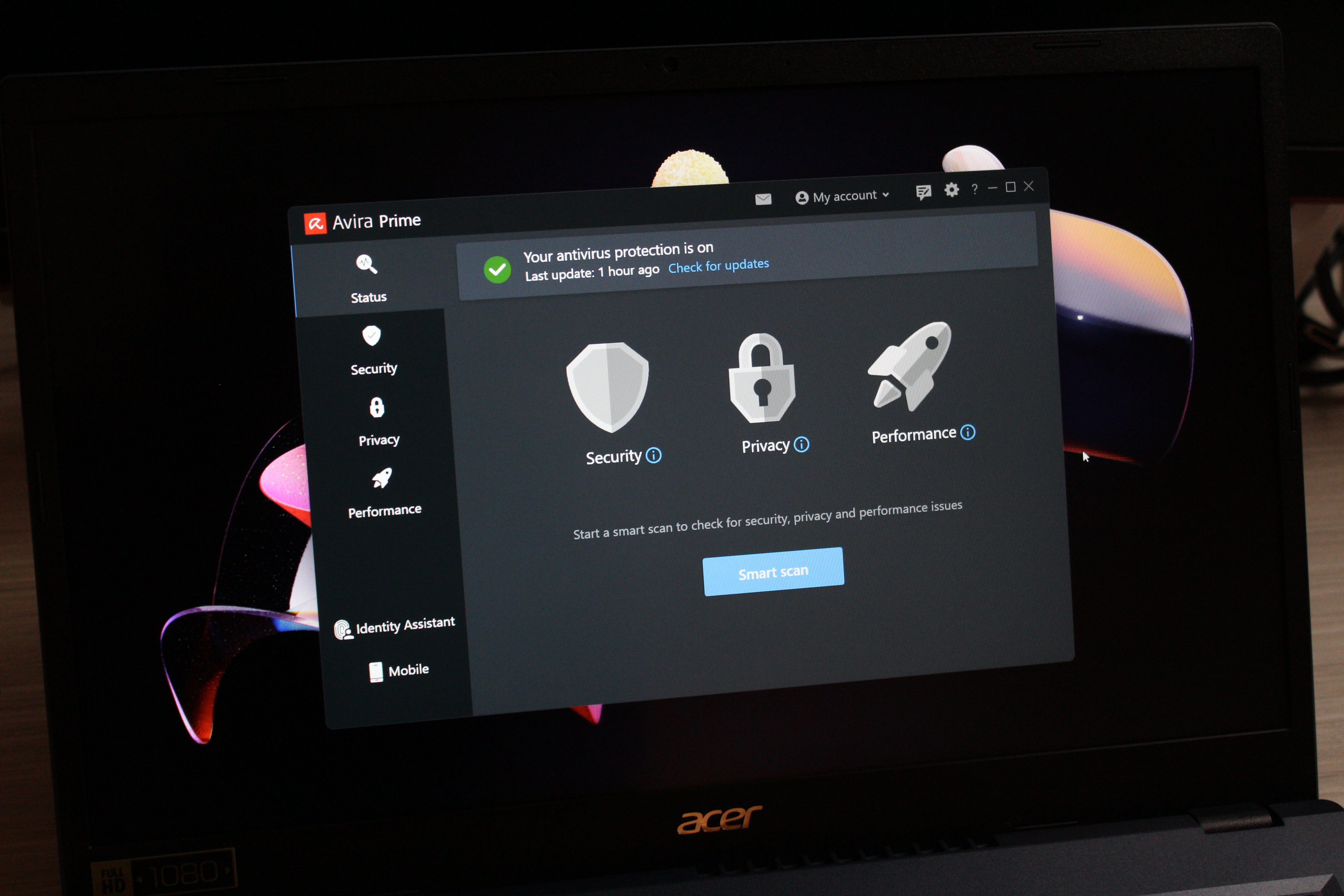 Avira Prime פתוח במחשב נייד עם רקע כהה