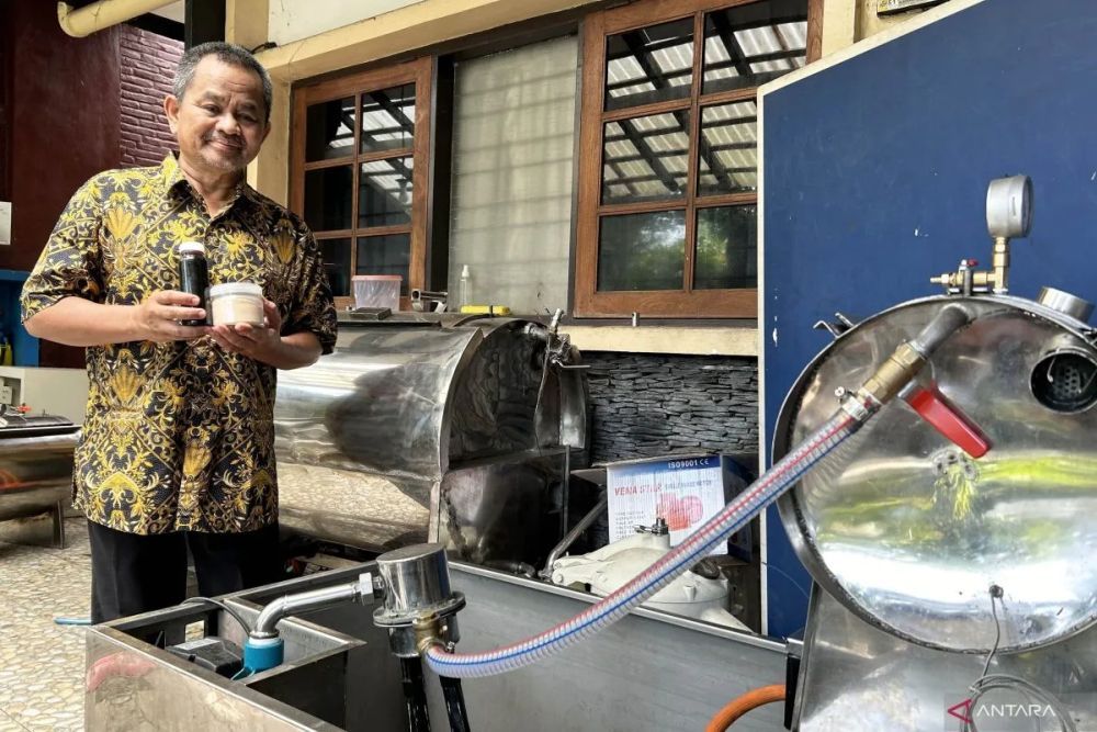 Un investigador de la Facultad de Tecnología Agrícola de la Universidad de Brawijaya, Anang Lastriyanto, con miel y miel en polvo producida con la tecnología que desarrolló, en la ciudad de Malang, Java Oriental, el miércoles (3 de abril de 2024).