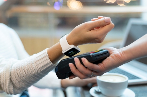 Freepik smartwatch-betaling - Canadese Fintech VoPay en Mastercard Partner om geld te verplaatsen