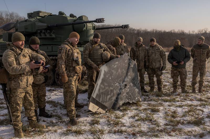 Oekraïense militairen poseren voor een foto met een naar verluidt door Rusland gelanceerde drone in de buitenwijken van Kiev op 30 november 2023.