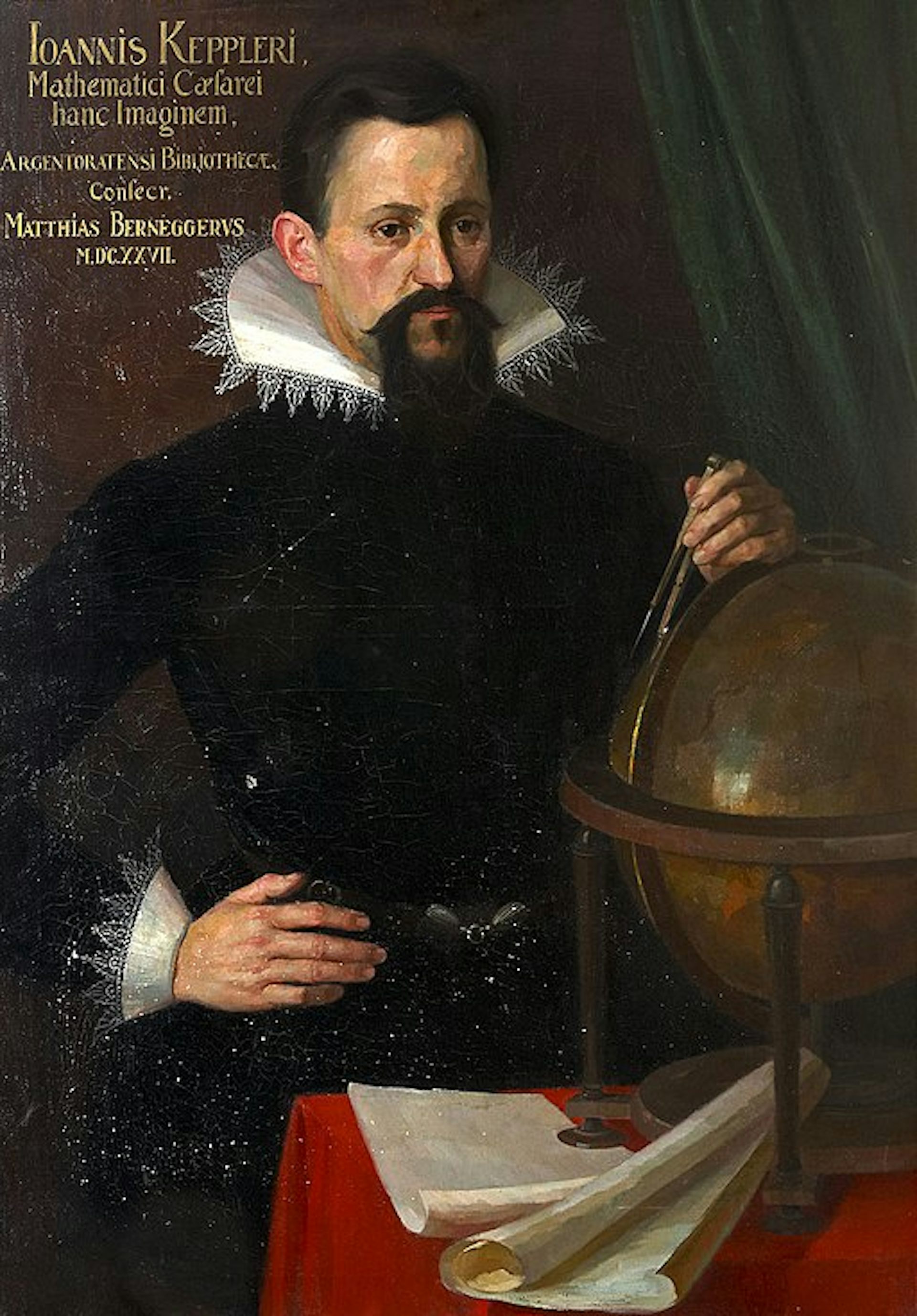 Một người đàn ông có mái tóc đen và để râu, mặc quần áo sẫm màu có cổ cầu kỳ, một tay chống hông và tay kia đặt trên quả địa cầu.