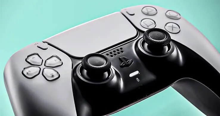 Изображение контроллера DualSense PlayStation 5 в момент выпуска.