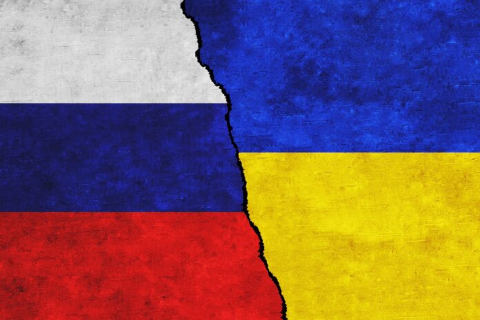 La Russie et l'Ukraine ont peint des drapeaux sur un mur avec un