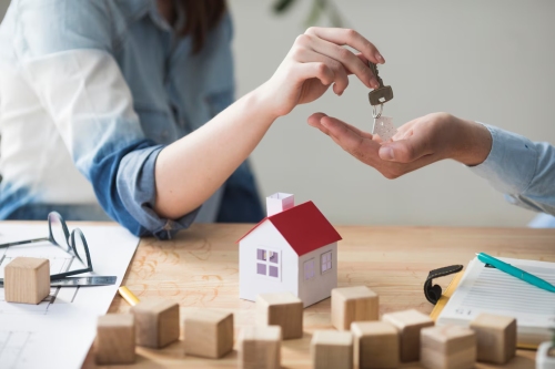Freepik Frauen geben Hausschlüssel – Michael Katchen: Die Zugänglichkeit von Hypotheken neu definieren
