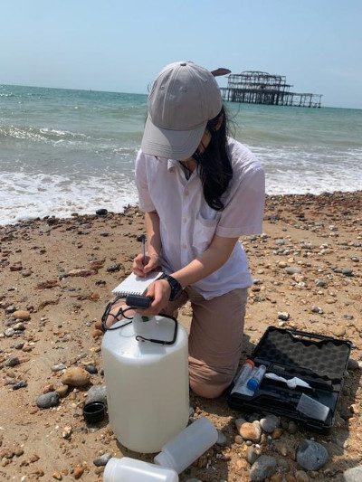 Yu-Huang-muestreo-para-análisis-de-la-salud-del-agua-dulce-en-Brighton