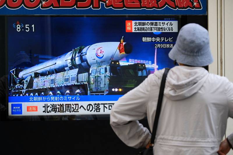 Eine Frau in Tokio, Japan, sieht sich im Fernsehen die Eilmeldung über einen nordkoreanischen Raketenstart an.