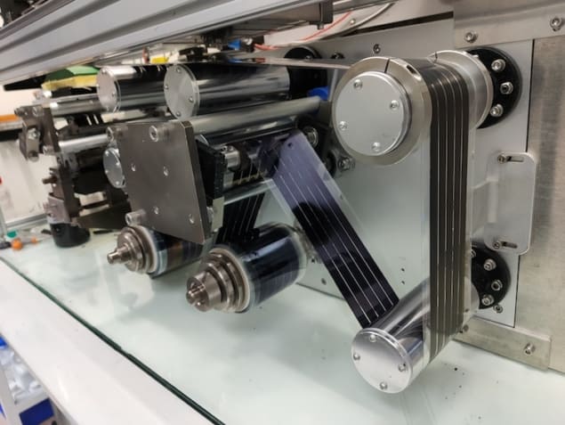 Foto do sistema de impressão rolo a rolo usado para produzir as células solares híbridas de perovskita