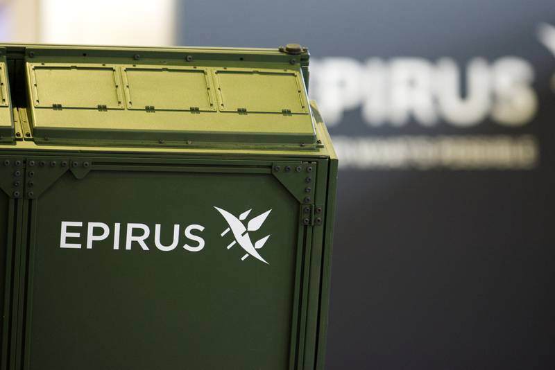 Logotip obrambnega podjetja Epirus, ki je specializirano za usmerjeno energijo, je viden na razstavnem prostoru na konferenci Air, Space and Cyber ​​leta 2023 v National Harborju v Marylandu.