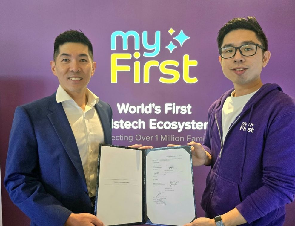 Fu Yu's Group CEO, de heer David Seow, met medeoprichter en CEO van myFirst, G-Jay Yong, voor de winkel van myFirst in Suntec City