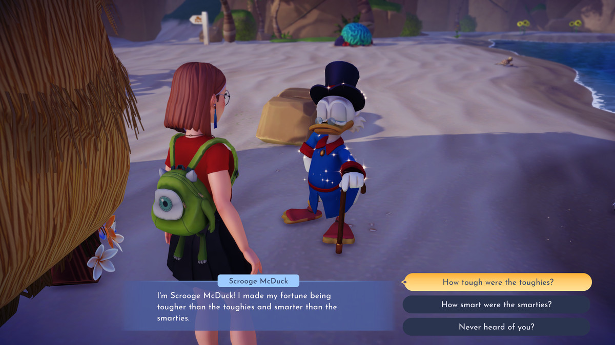 Ein Disney-Dreamlight-Valley-Avatar, der ein rotes Hemd und einen Rock sowie einen Rucksack von „Monster AG“ trägt, erzählt Dagobert Duck, dass sie noch nie von ihm gehört hat.