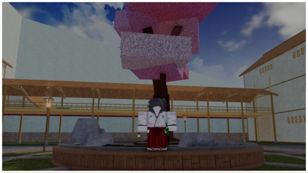 L'immagine mostra il mio avatar in veste bianca con pantaloni rossi in piedi davanti a un albero di ciliegio in fiore nel giardino centrale circondato da alte mura bianche incontaminate ed edifici con tetti arancioni