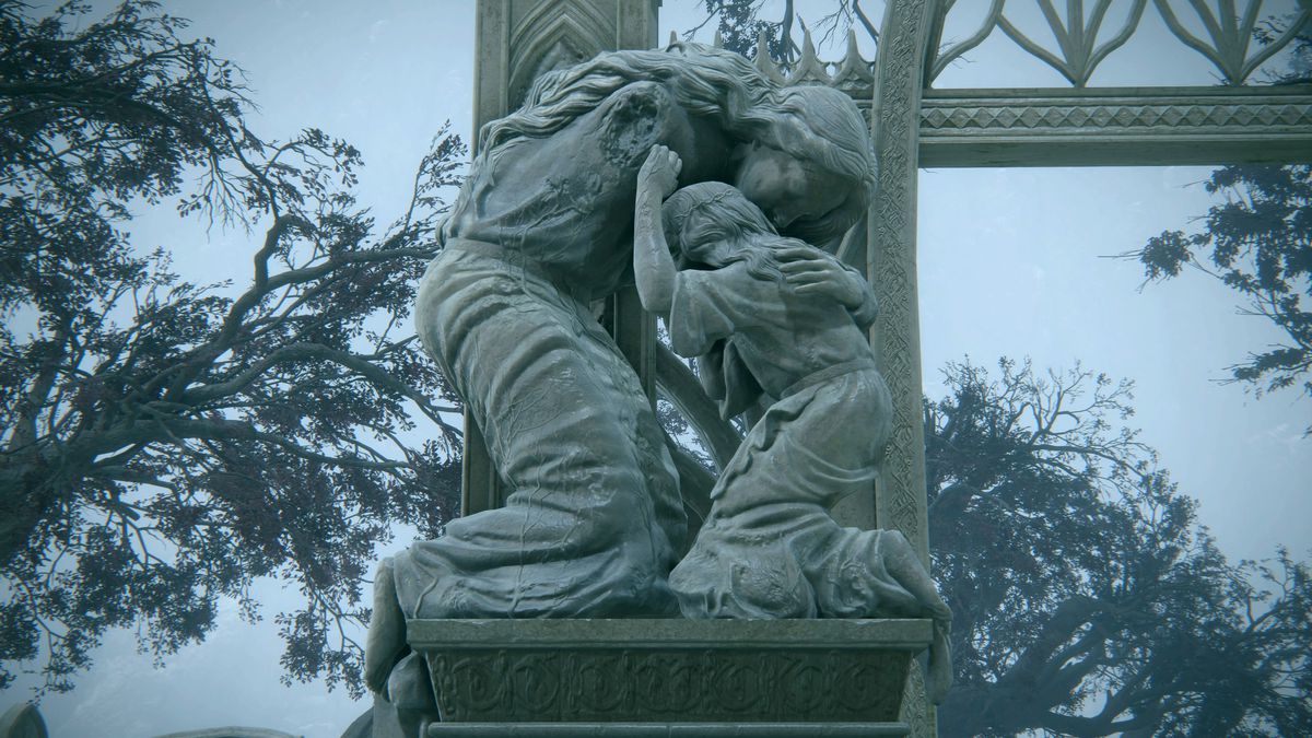 Una estatua de piedra que representa a Malenia, afectada por la podredumbre, abrazando a su hermano Miquella en la entrada del paseo Haligtree en Elden Ring.