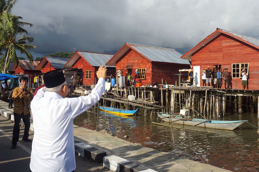 Vice President Ma'ruf Amin (left) waves to residents in the Malawei Fishing Village, Sorong Manoi District, Sorong City, West Papua, on Thursday (6 June 2024). The government set a target to build 350 houses for indigenous Papuan fishers in 2014, but only 40 houses have been completed due to technical constraints, including environmental impact assessments (AMDAL permits). Therefore, the remaining houses will be completed in 2024/2025. (ANTARA FOTO/Olha Mulalinda/Spt.)