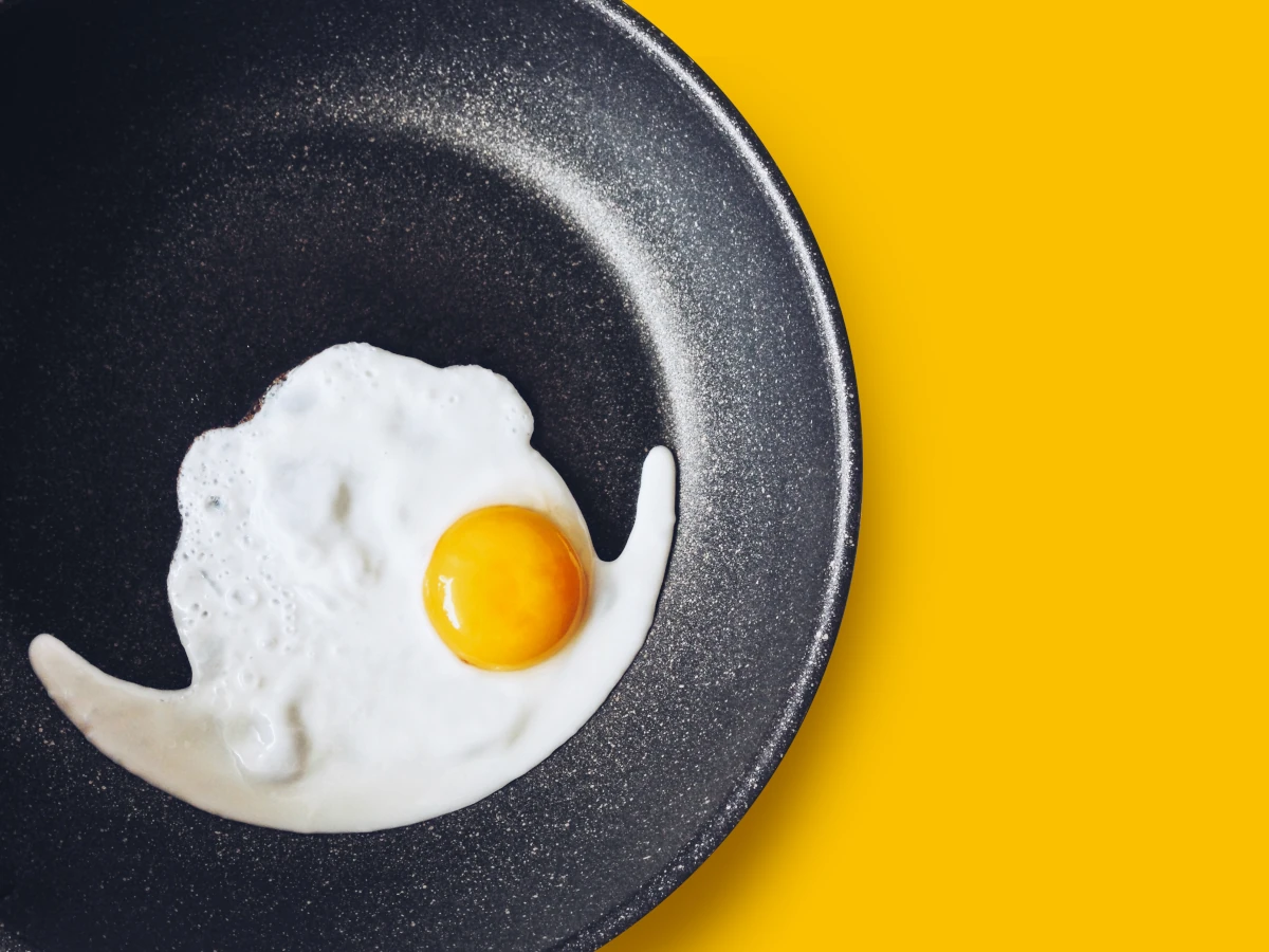 An egg in a frying pan, seen from above